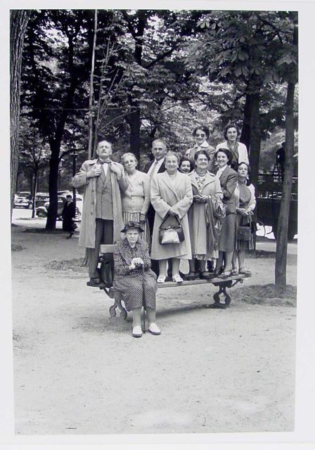 Erwitt---02-parade-group.jpg