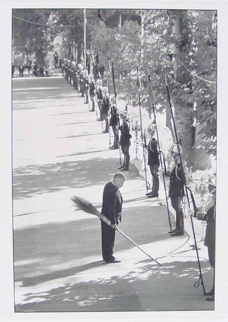 Erwitt---03-inspecting-guards.jpg