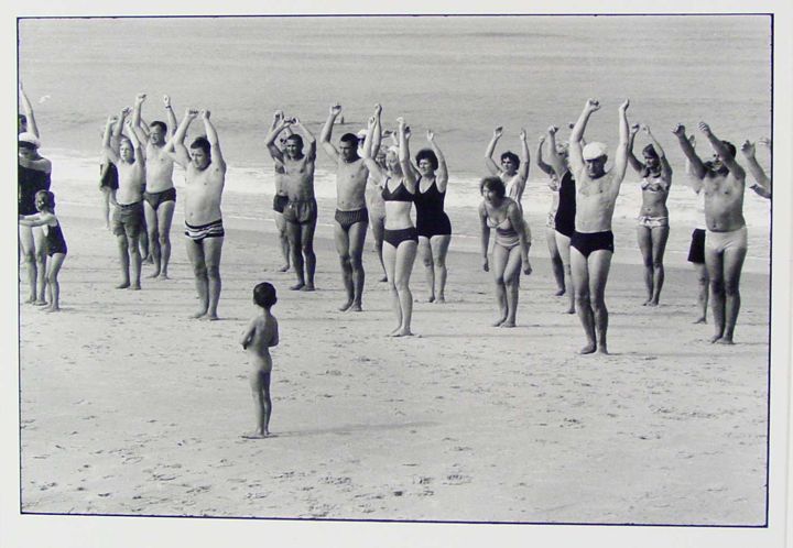 Erwitt---11-beach-group.jpg